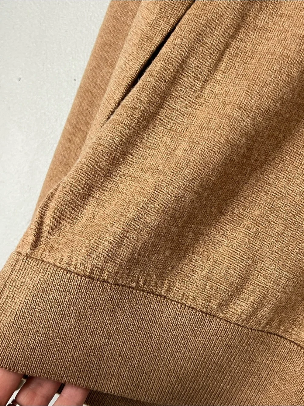 Gap Men's V-Neck Sweater - Camel Brown 100% wool size medium
